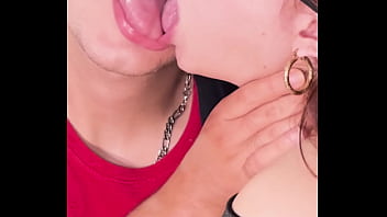 Su novio no sabe besarla como yo lo hago