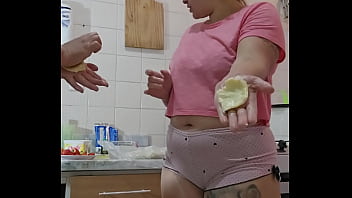 O safado do meu marido chamou essa moça pra me ajudar em casa só porque ela é bucetuda