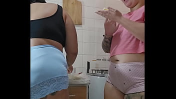 O safado do meu marido chamou essa moça pra me ajudar em casa só porque ela é bucetuda