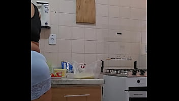 O safado do meu marido chamou essa moça pra me ajudar em casa só porque ela é bucetuda