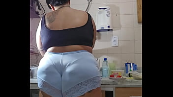 O safado do meu marido chamou essa moça pra me ajudar em casa só porque ela é bucetuda