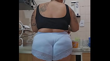 O safado do meu marido chamou essa moça pra me ajudar em casa só porque ela é bucetuda