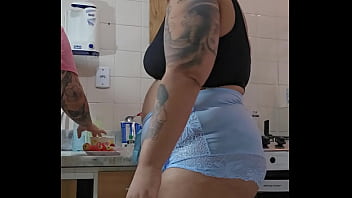 O safado do meu marido chamou essa moça pra me ajudar em casa só porque ela é bucetuda