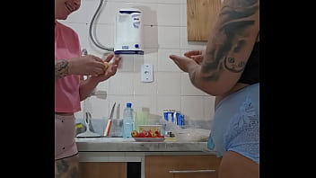 O safado do meu marido chamou essa moça pra me ajudar em casa só porque ela é bucetuda