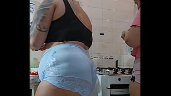 O safado do meu marido chamou essa moça pra me ajudar em casa só porque ela é bucetuda