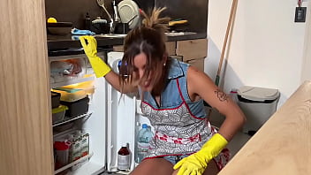 Cleaning girl ditched the work to clean my big cock swallowing all of my cum