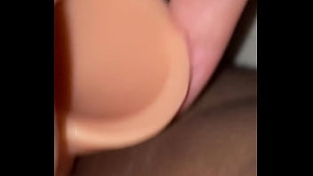 Mojadita18 latina caliente se manosea y luego se penetra rico con un dildo pensando en ti