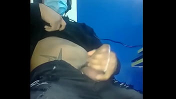 Moreno En Cyber En Cuarentena Se Hace Una Deliciosa Paja thumbnail