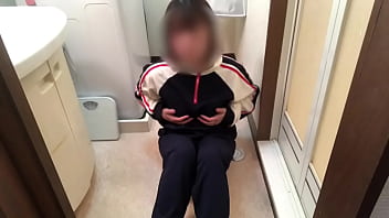 いつも部活で男のチンチンをみながらマネージャーしていたらムラムラしちゃって、ひそひそとおもちゃ