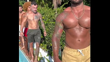 Wataa nesse verão nada melhor do que uma suruba com os amigos na piscina você viria ️