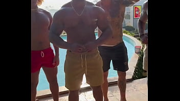 Wataa nesse verão nada melhor do que uma suruba com os amigos na piscina você viria ️