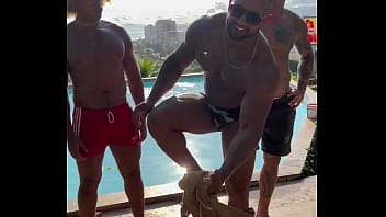 Wataa nesse verão nada melhor do que uma suruba com os amigos na piscina você viria ️