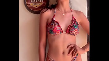 Tesão rebolando a bundinha