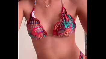 Tesão rebolando a bundinha