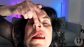 Emma smile milf shows her nostrils pressing her nose fetish