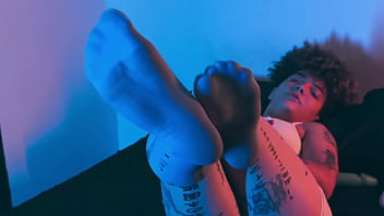 Emilly is here with her hot and pretty feet