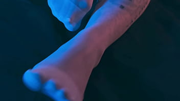 Emilly is here with her hot and pretty feet