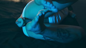 Emilly is here with her hot and pretty feet