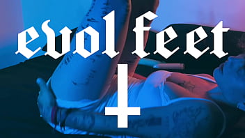 Emilly is here with her hot and pretty feet