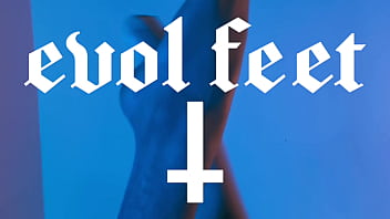 Emilly is here with her hot and pretty feet