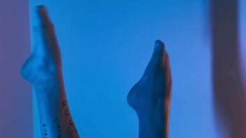 Emilly is here with her hot and pretty feet Emilly is here with her hot and pretty feet