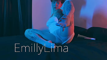 Emilly is here with her hot and pretty feet