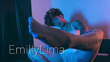 Emilly is here with her hot and pretty feet