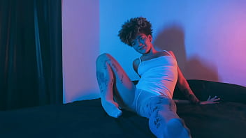 Emilly is here with her hot and pretty feet