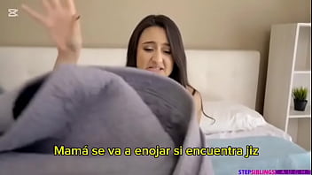 Mi hermanastra y yo estamos solo en la sala de la casa y está usando ropa bastante provocativa sub español ver completo