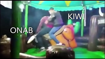 Kiwiman se aprovecha de pendeja manos tontas y la destroza