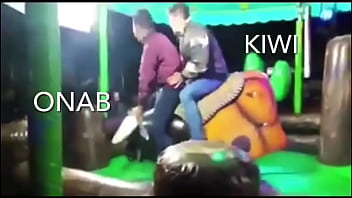 Kiwiman se aprovecha de pendeja manos tontas y la destroza