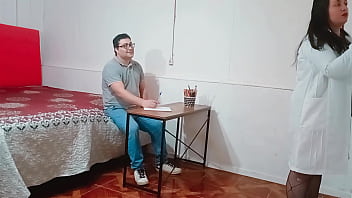 Profesora particular tiene sexo en una clase en casa del hijastro de su mejor amiga