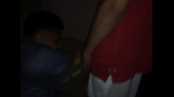 Neguinho deitado safado mamando