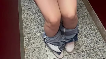 地味なキャラで学校いるけどsexとかオナニーに興味津々の女子大生。早く経験してみたい