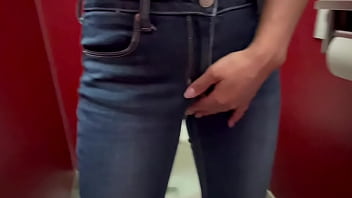 地味なキャラで学校いるけどsexとかオナニーに興味津々の女子大生。早く経験してみたい