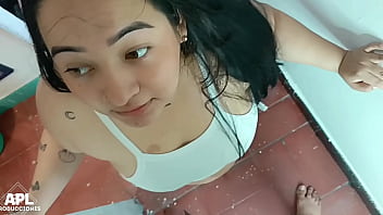 L a puta de mi vecina sabe muy bien coquetar y me muestra su gran culo para que termine follandola en casa parte 2