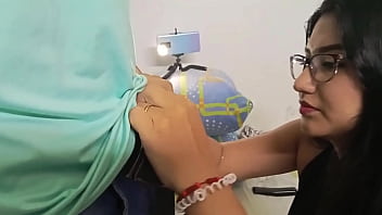 Le pido permiso a mi jefe para ir a la fiesta de cumpleaños de mi esposo y termino chupandole la verga hasta sacarle toda la leche