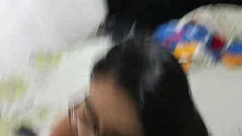 Le pido permiso a mi jefe para ir a la fiesta de cumpleaños de mi esposo y termino chupandole la verga hasta sacarle toda la leche