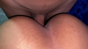 Mi cuñando entra a mi pieza y me folla mi coño