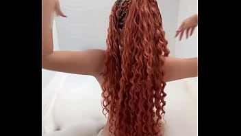 No se lo que pasa por tu mente pero estoy segura que te gustaría venir y darte un baño de burbujas conmigo