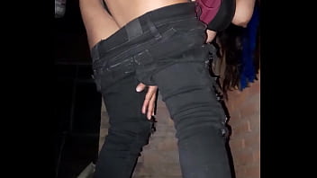 Cuñada cumpliendo apuesta después de la fiesta y acabé corriéndome dentro de ella