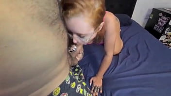 Novinha gostosa perdendo a linha com o papai