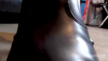 Pov double domme bootslave