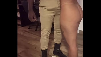 Asiática gostosa fodendo sem camisinha com militar safado Asiática gostosa fodendo sem camisinha com militar safado