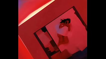 Morena na cama do motel