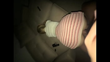 Loira gostosa de saia rebolando com a buceta de quadro no pau