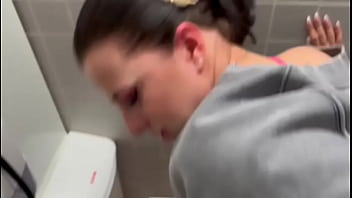 Ein Geheimer Quicky Auf Dem Messe Wc thumbnail