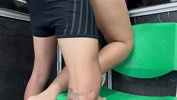 Estoy en casa sola y llega mi hijastro y me folla mi coño