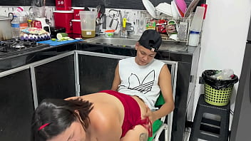 Estoy en casa sola y llega mi hijastro y me folla mi coño