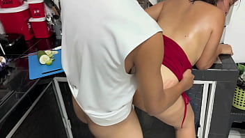 Estoy en casa sola y llega mi hijastro y me folla mi coño